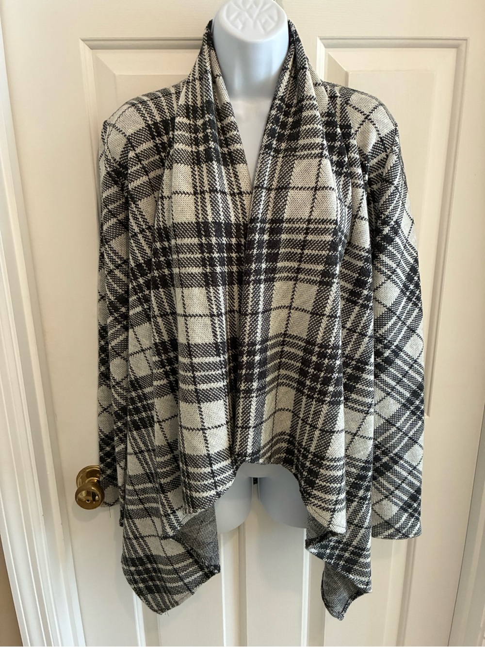 BB Dakota Gray-Black & Cream Plaid Open Front Sweater Wrap, Small